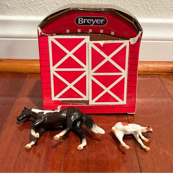Breyer Horses Mini Stablemate Stable Surprise Mare and Foal Set 1:32 Scale - Picture 3 of 4